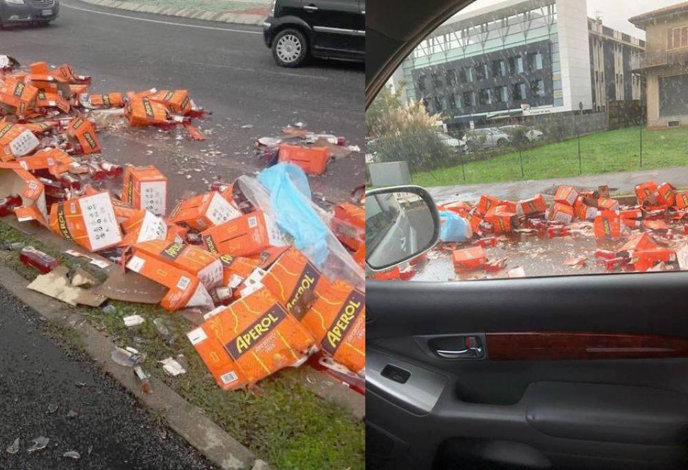Camion perde bottiglie di Aperol: gli automobilisti bloccano la strada per rubarle