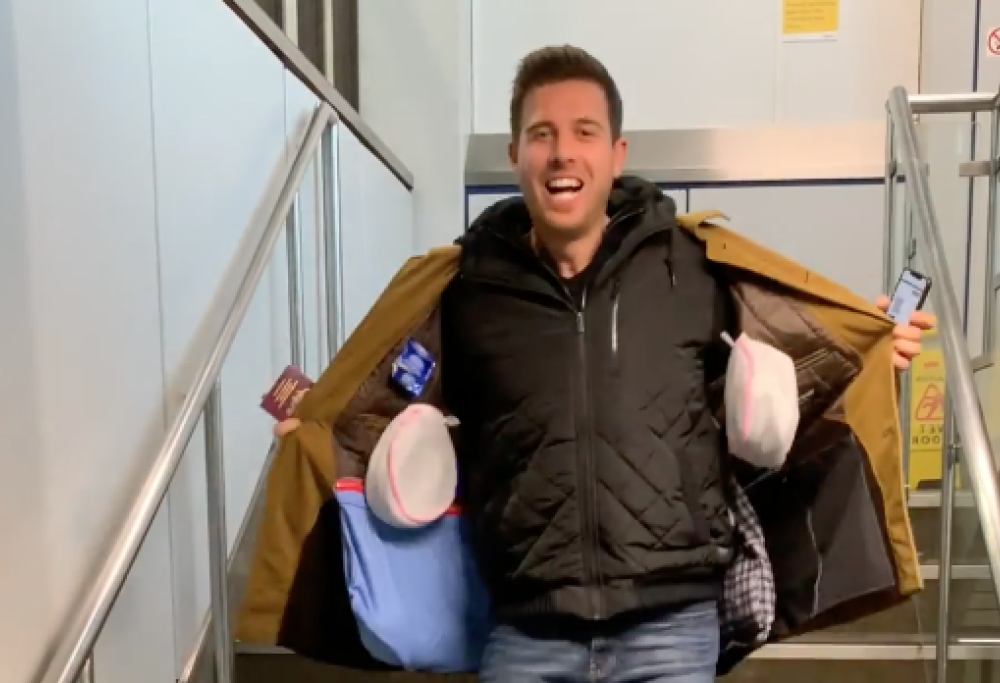 La geniale soluzione di questo ragazzo per evitare di pagare il bagaglio a mano Ryanair