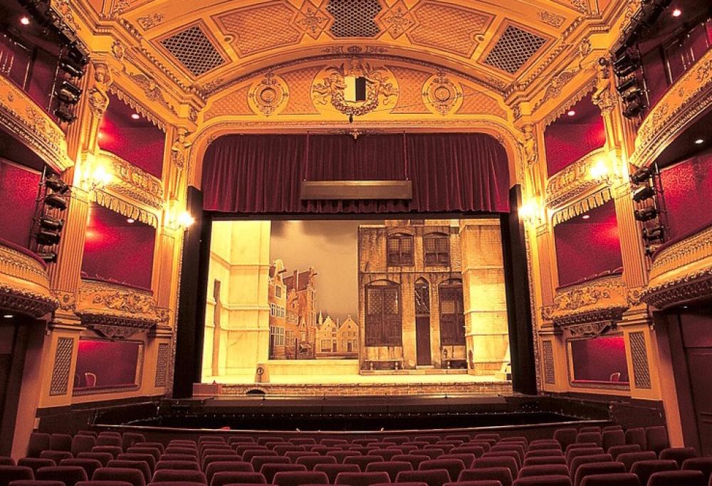 Proposta di matrimonio al Teatro Erba di Torino: “Volevo sorprenderla”