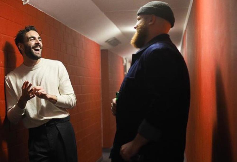 Marco Mengoni e Tom Walker duettano sul palco a Berlino. E' solo l'inizio