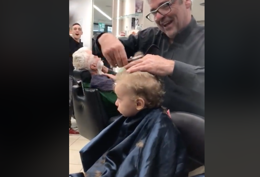 Bimbo piange dal barbiere e tutto il negozio canta per lui: ecco il video virale