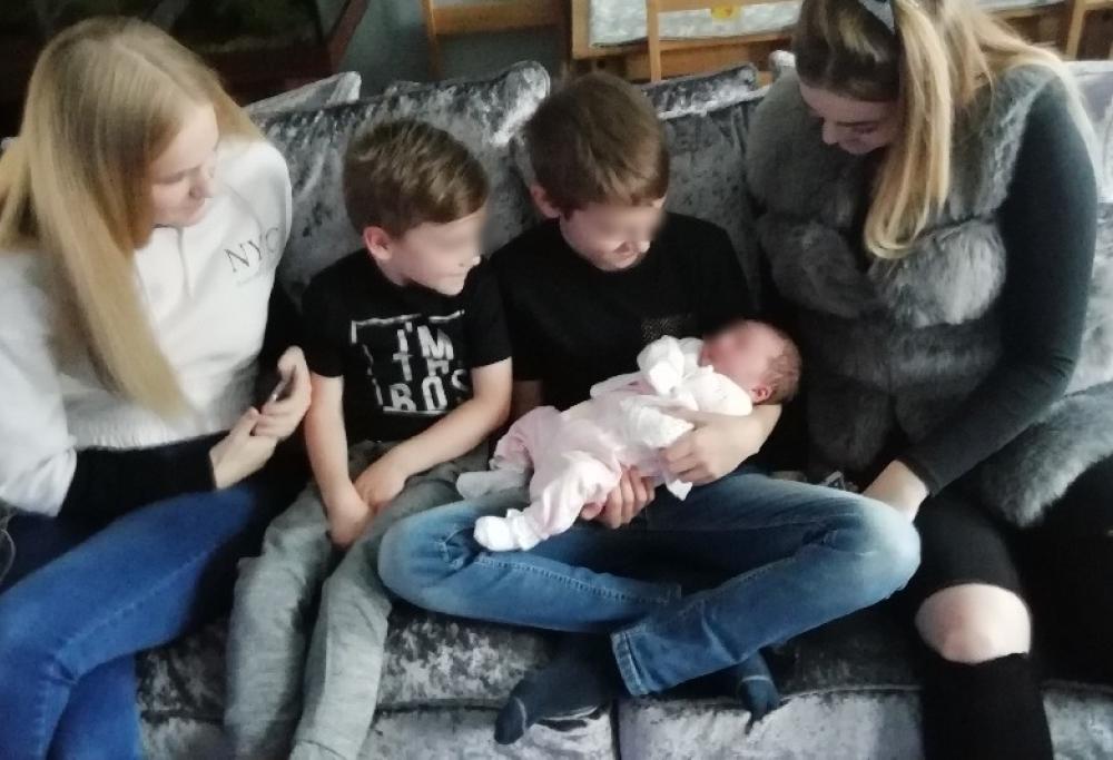 Apre una raccolta fondi per fare i regali di Natale ai figli, ma lo criticano: “Sei disgustoso”