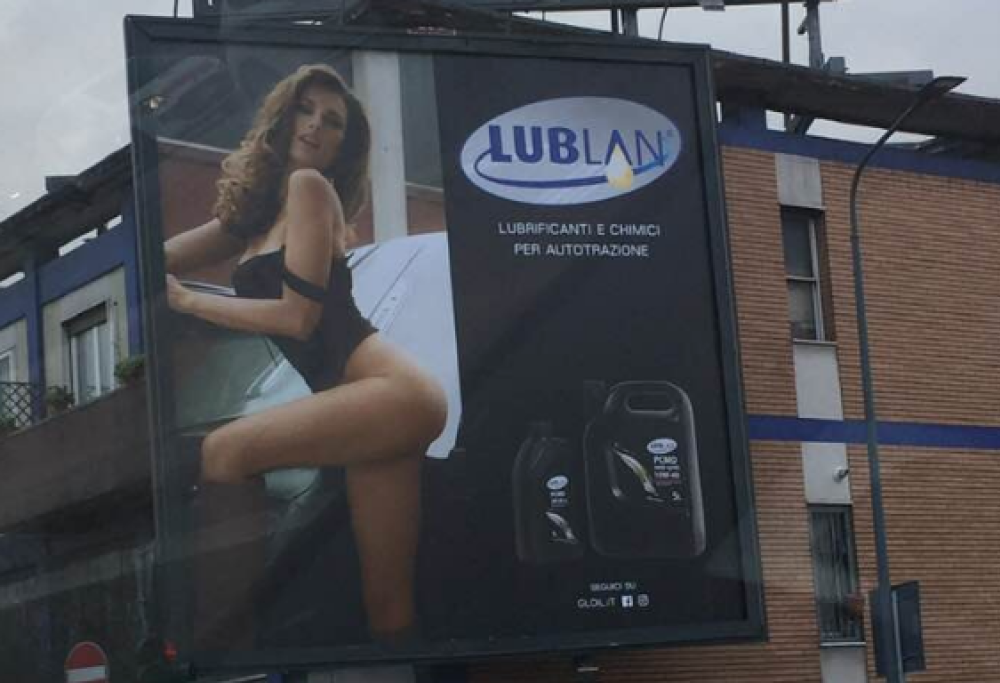 Pubblicità sessista a Milano: una donna mezza nuda per vendere olio per auto