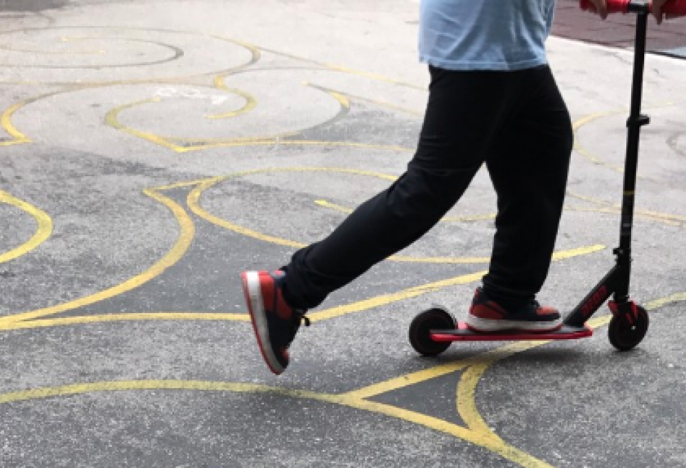 Licenziata per aver preso un monopattino dalla spazzatura: il giudice stabilisce il reintegro