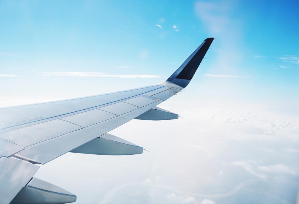 Pilota si addormenta e manca l’atterraggio superando l’aeroporto di 50 km