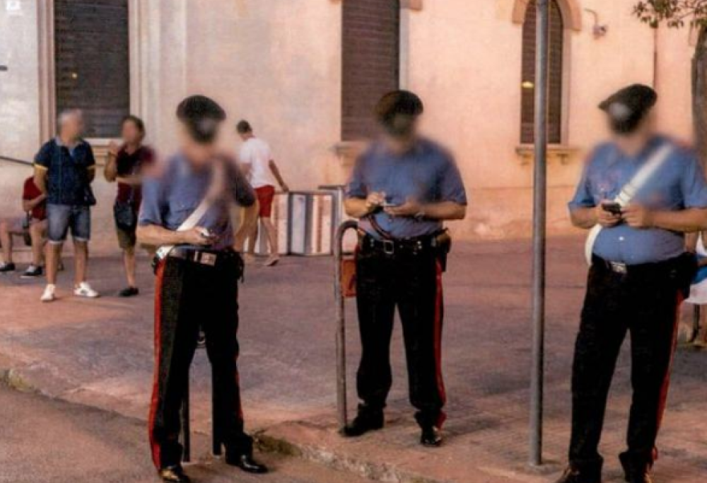 Dopo questa foto, l’Arma potrebbe limitare l’uso degli smartphone ai militari