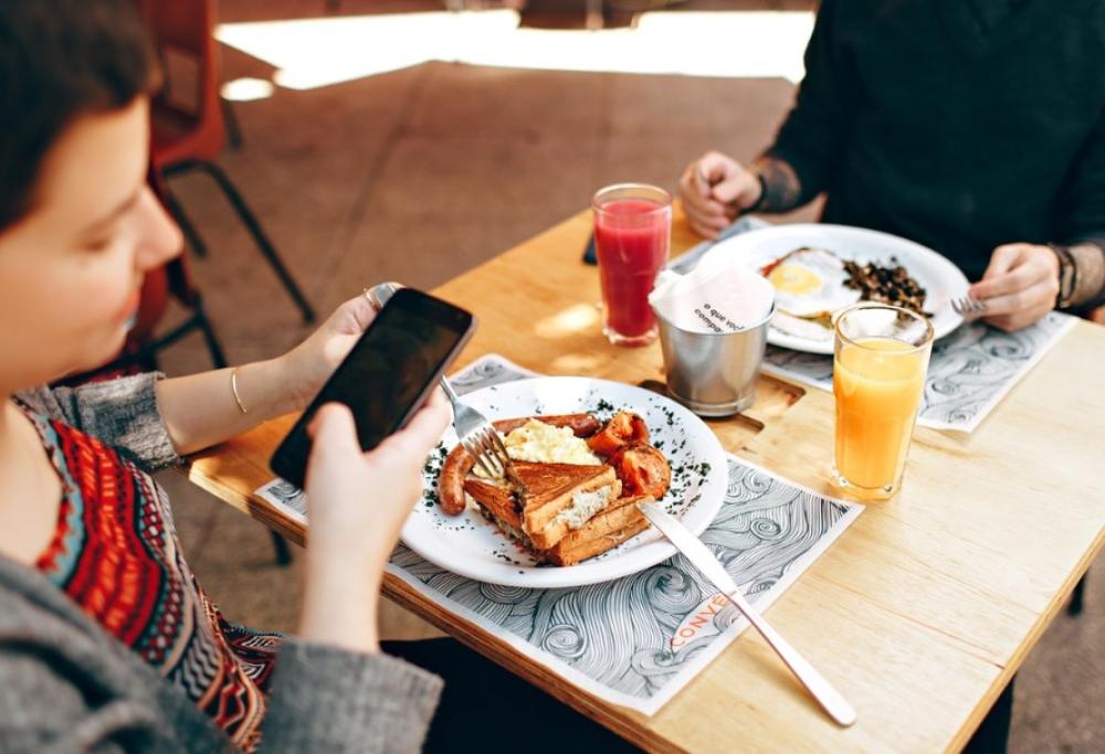 Cena gratis ai bimbi se non usi il cellulare al ristorante: ecco l’iniziativa
