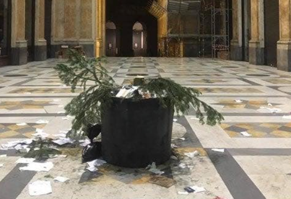 Già rubato (anche quest’anno) l’albero di Natale alla Galleria Umberto di Napoli