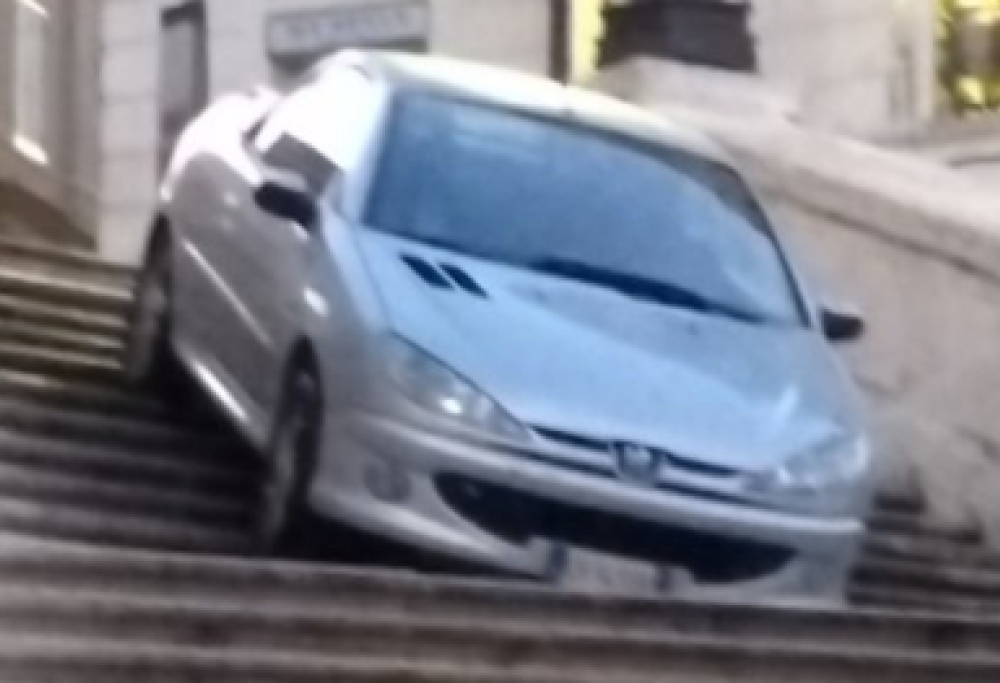 27enne ubriaco finisce con l’auto sulla scalinata di Trinità dei Monti