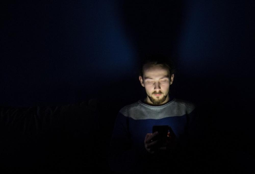 Sleep texting: sempre più ragazzi inviano messaggi di notte e non ricordano di averlo fatto 