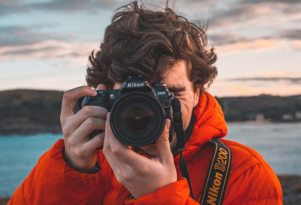Stipendio da 89mila euro all'anno per fotografare una famiglia in giro per il mondo