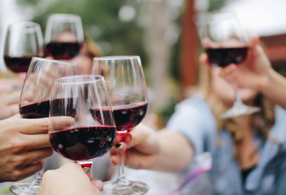 Un bicchiere di vino al giorno allontana il rischio di ricoveri: lo studio
