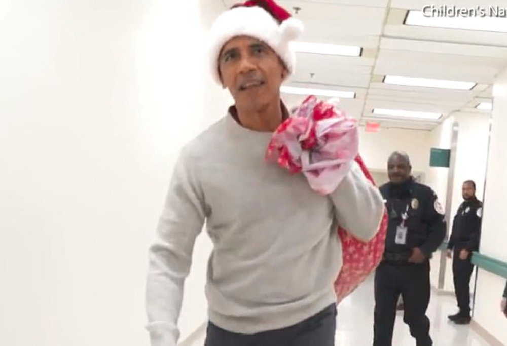 Barack Obama si traveste da Babbo Natale per far visita ai bambini in ospedale