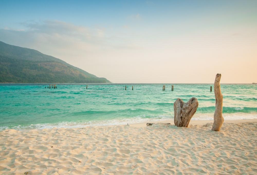 Thailandia: mille euro di multa per chi fuma in spiaggia