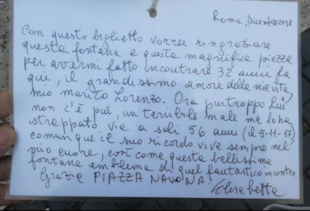 Un biglietto fa commuovere il web: “A Piazza Navona ho conosciuto l’amore della mia vita che ora non c’è più”