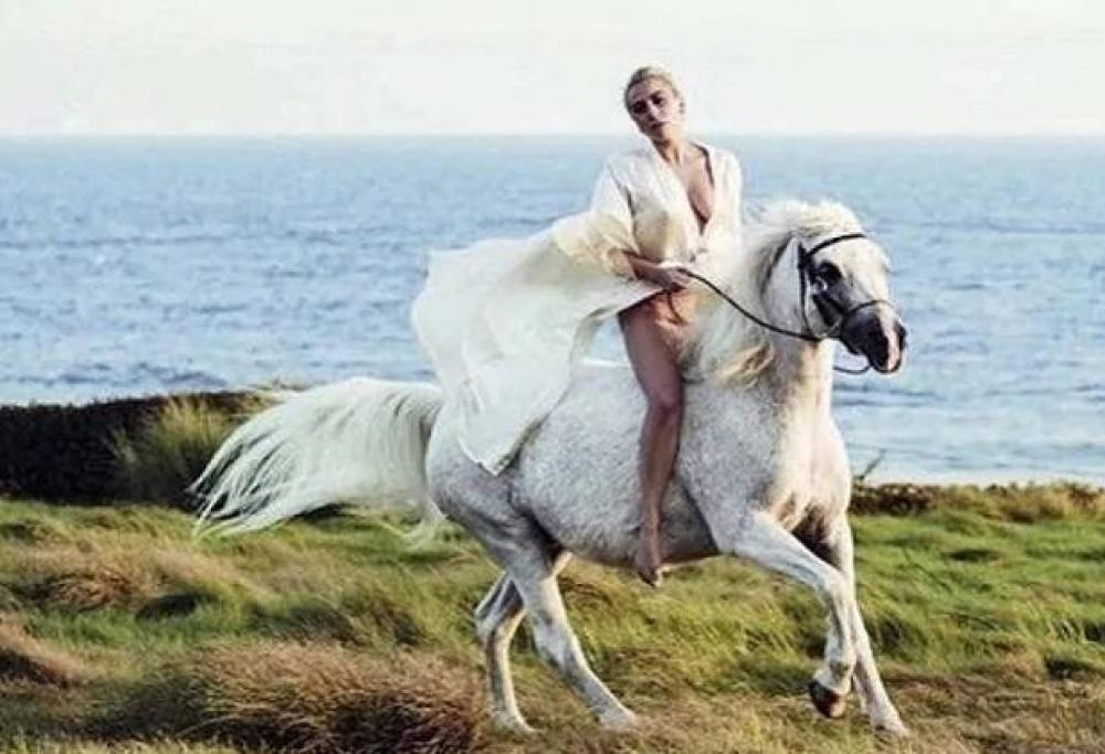 Il dolore di Lady Gaga: il suo amato cavallo sta morendo