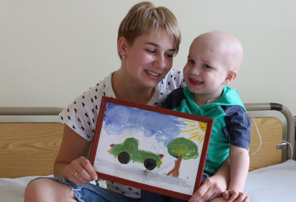 Crea giocattoli per pagarsi le cure: la commovente storia di un bimbo leucemico di 4 anni