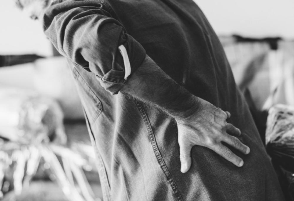 Iniezioni di sperma per curare il mal di schiena, poi il ricovero