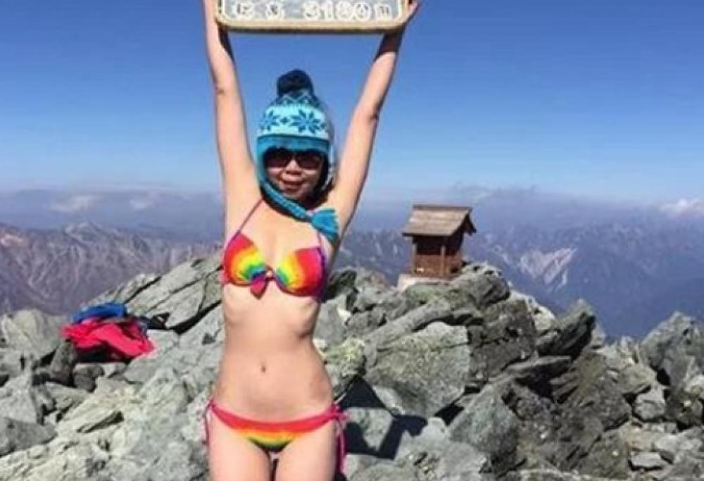 Cade in un burrone e muore assiderata: addio alla “scalatrice in bikini”