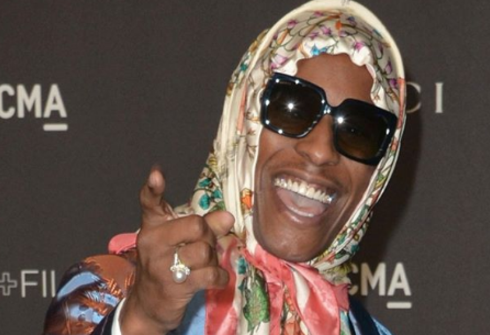 Moda uomo: ecco la babushka, il foulard della nonna che fa tendenza