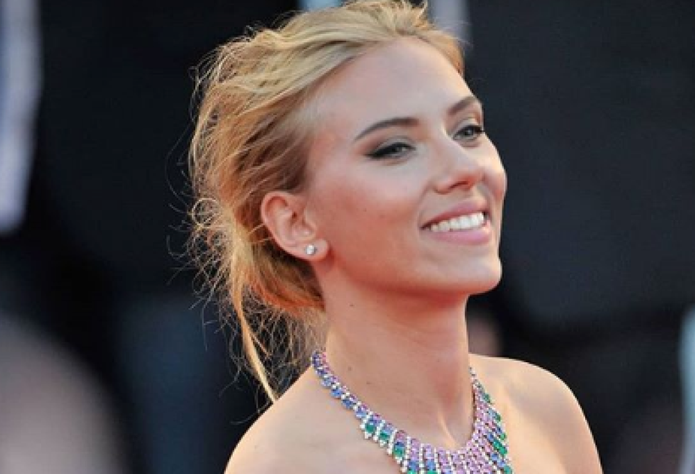 Scarlett Johansson: secondo i fan è troppo bassa