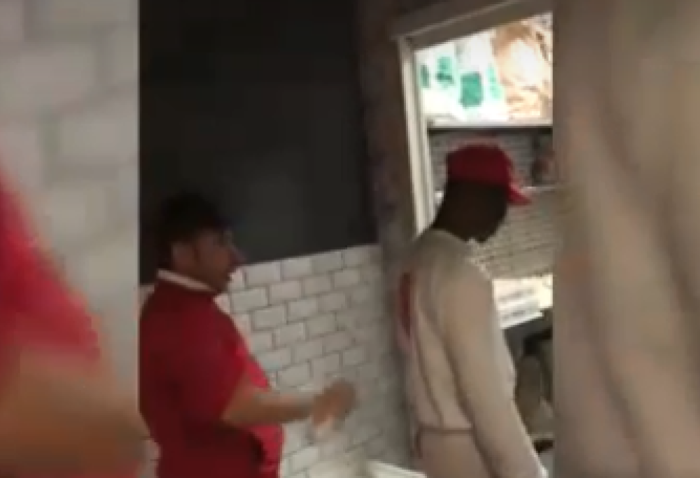 Dipendente di un ristorante spruzza deodorante sui colleghi stranieri: la denuncia shock