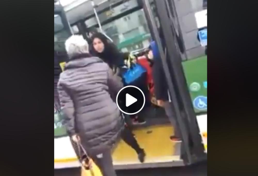 Anziana picchia e insulta una mamma sul bus a Milano: il video