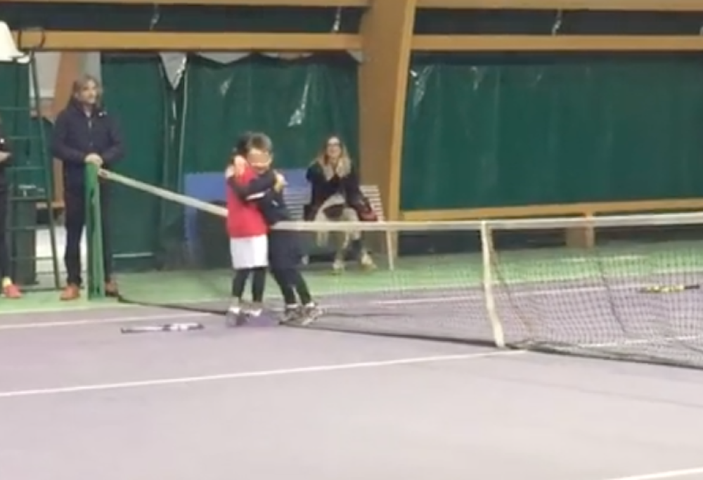 Baby tennista perde la partita e poi corre ad abbracciare l’avversario