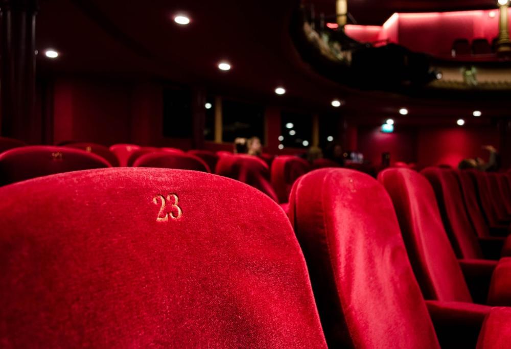 Si innamora di uno sconosciuto al cinema: ecco cosa fa per ritrovarlo