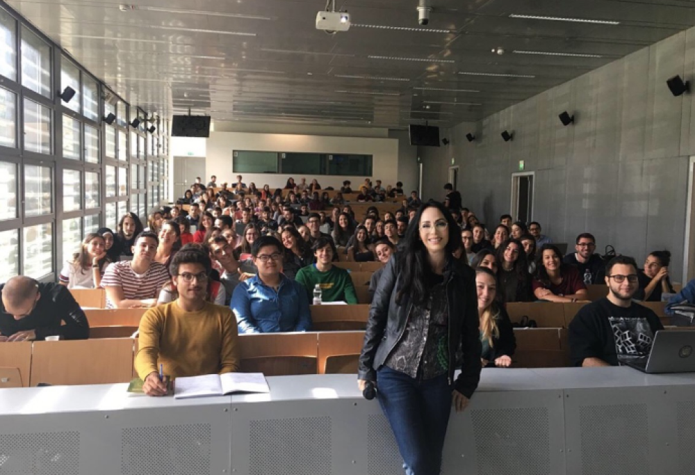 La prof ha un tumore: gli studenti lanciano una raccolta fondi per aiutarla