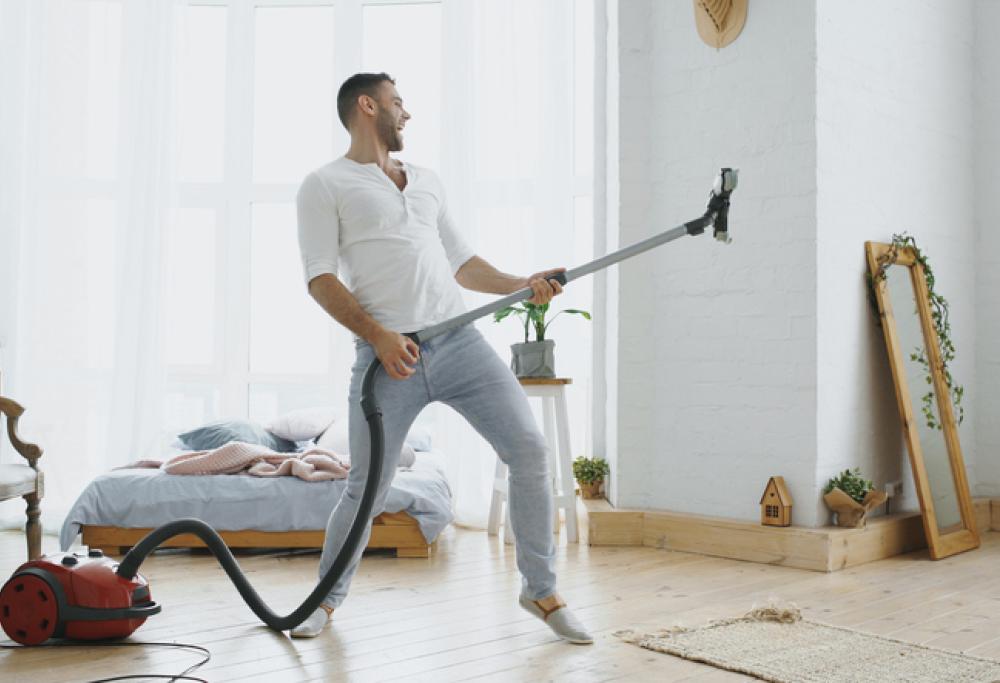 Gli uomini che puliscono casa sono più felici e sani