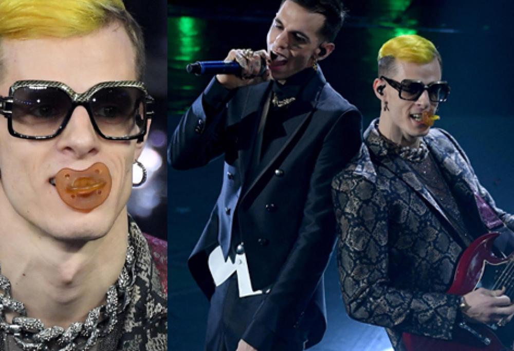 Perché il chitarrista di Achille Lauro ha suonato con il ciuccio in bocca?