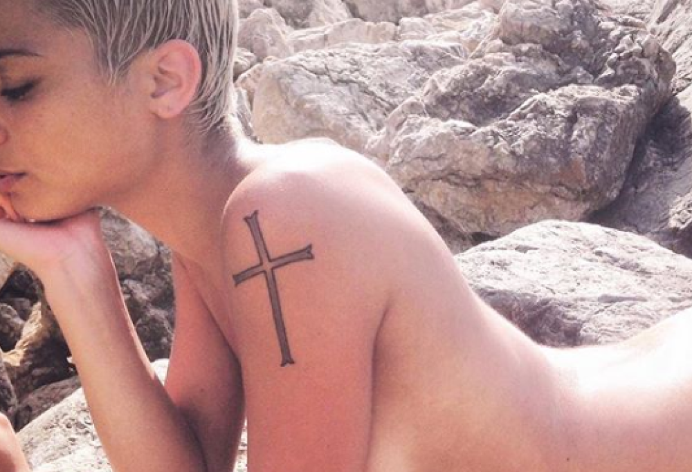 Elodie pubblica una foto in cui è nuda e Instagram impazzisce