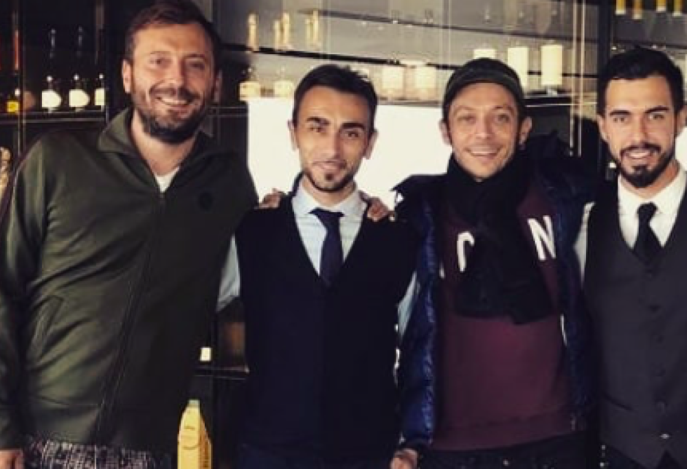 Che ci fa Cesare Cremonini a pranzo con Valentino Rossi?