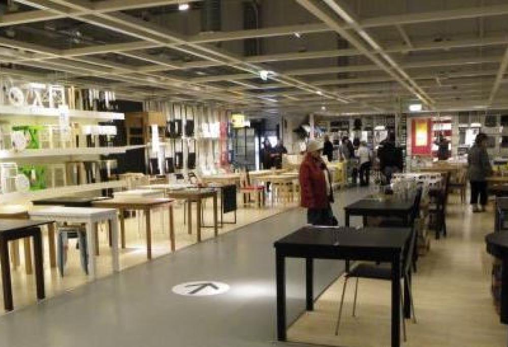 Crea un labirinto senza uscita con false frecce all'Ikea: la punizione