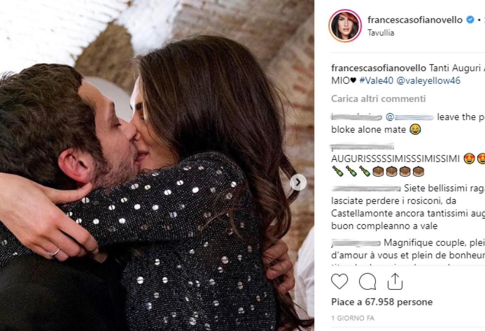 Valentino Rossi: le foto del bacio fanno il giro del web