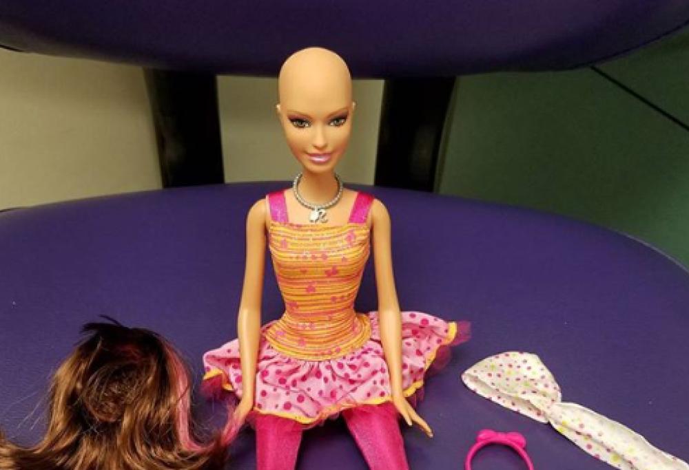 Barbie calva per aiutare le bimbe malate di cancro