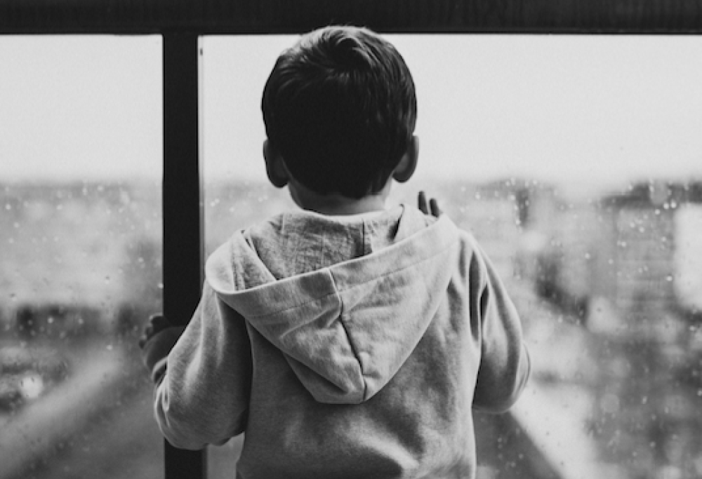 Bimbo veglia la mamma morta per un giorno