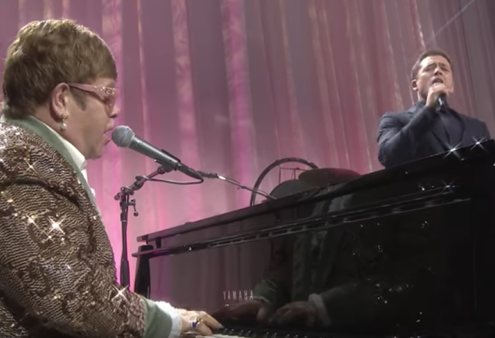 Elton John e Taron Egerton insieme sul palco per "Tiny Dancer"
