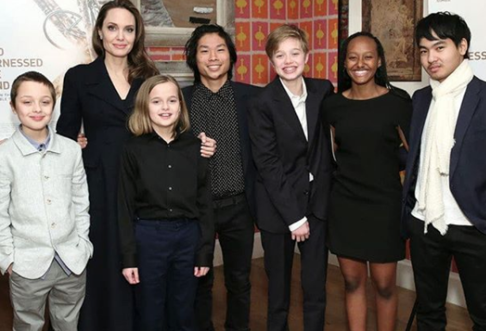 Angelina Jolie e i suoi 6 figli... mai visti tutti insieme