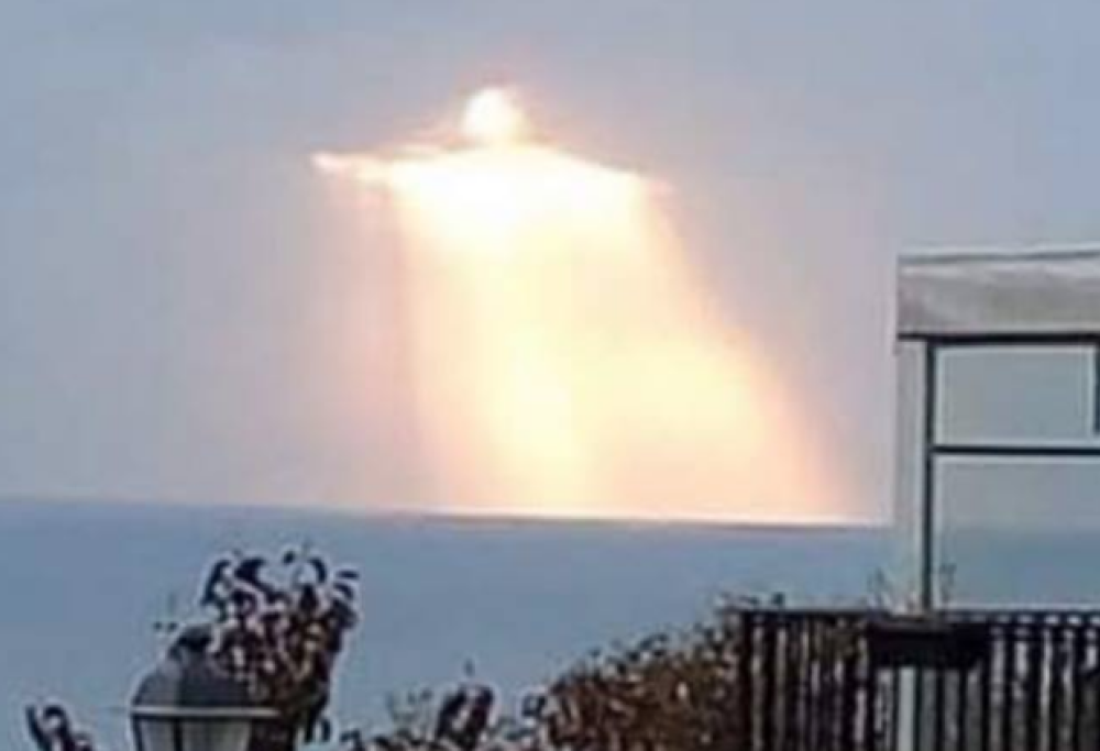 Un fascio di luce nel cielo sembra la sagoma di Gesù: la foto diventa virale
