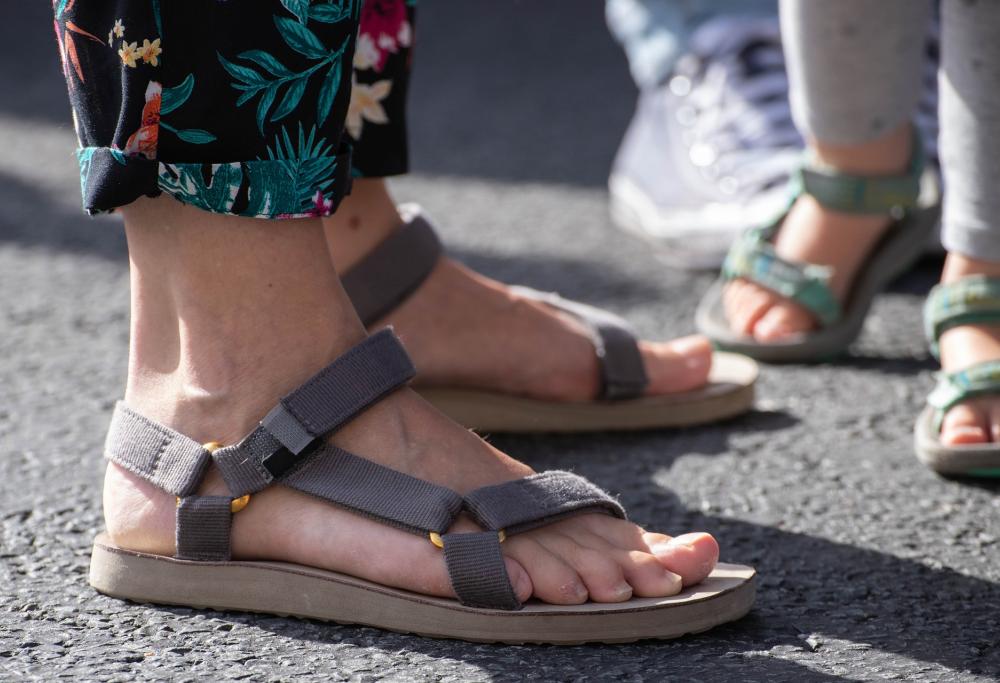 Cinque Terre, vietato indossare sandali e ciabatte: multe fino a 2500 euro