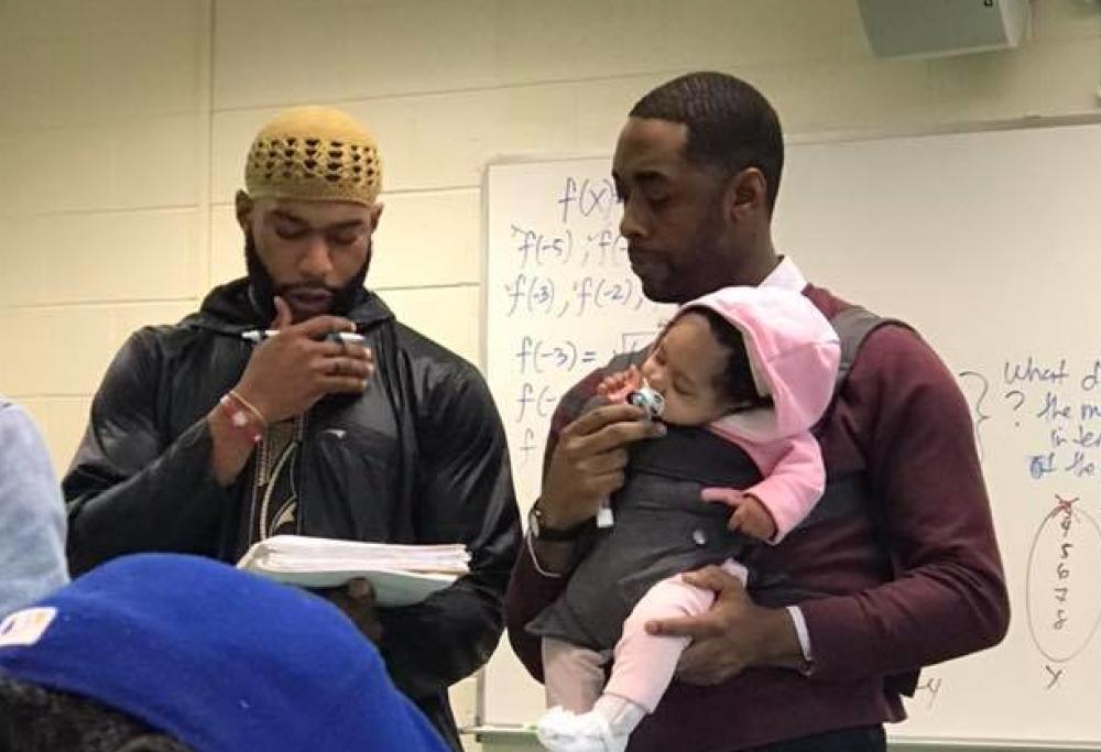 Studente non trova una babysitter, così l'insegnante se ne prende cura in classe