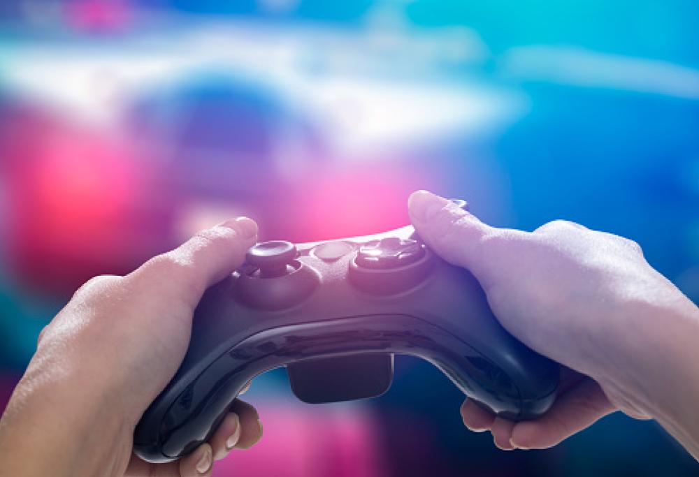 Perde a Fortnite e picchia con il controller il figlio di 11 mesi: condannato