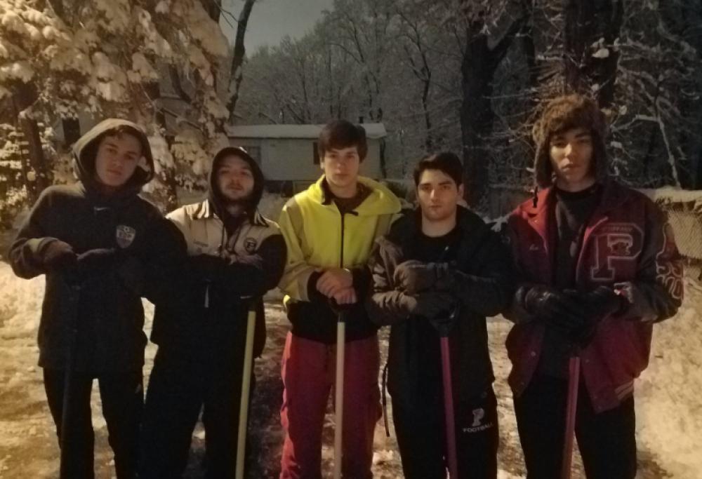 La donna deve fare la dialisi, i ragazzi spalano la neve di notte per farla uscire