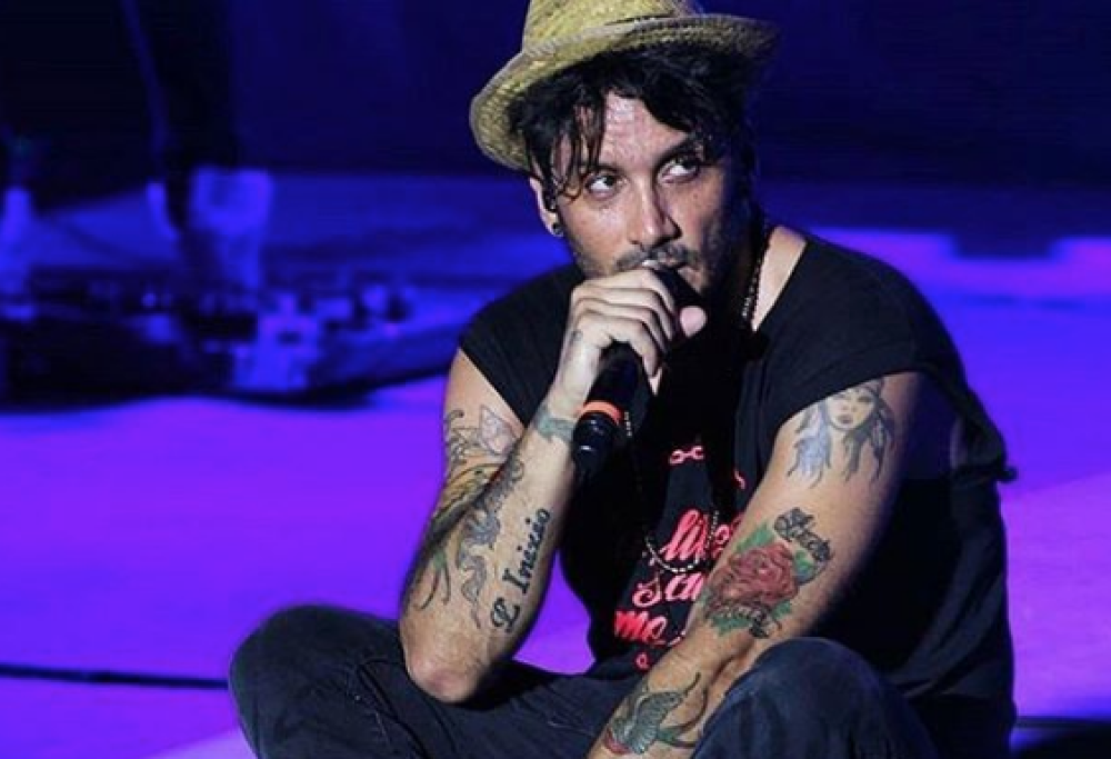 Fabrizio Moro annuncia l'uscita del nuovo singolo "Ho bisogno di credere"