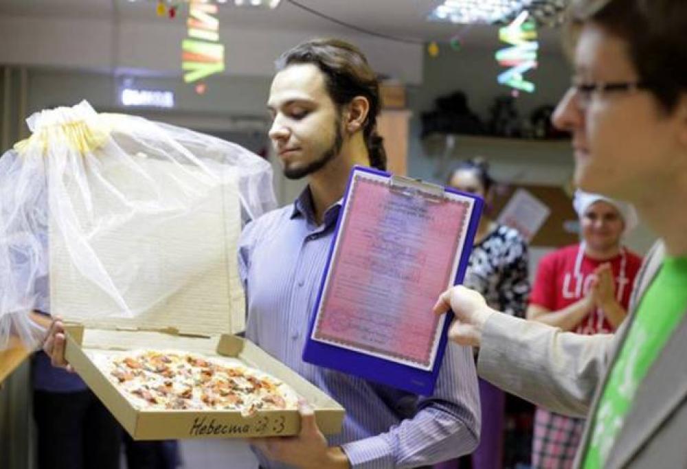 Deluso dalle donne, ragazzo sposa una... pizza