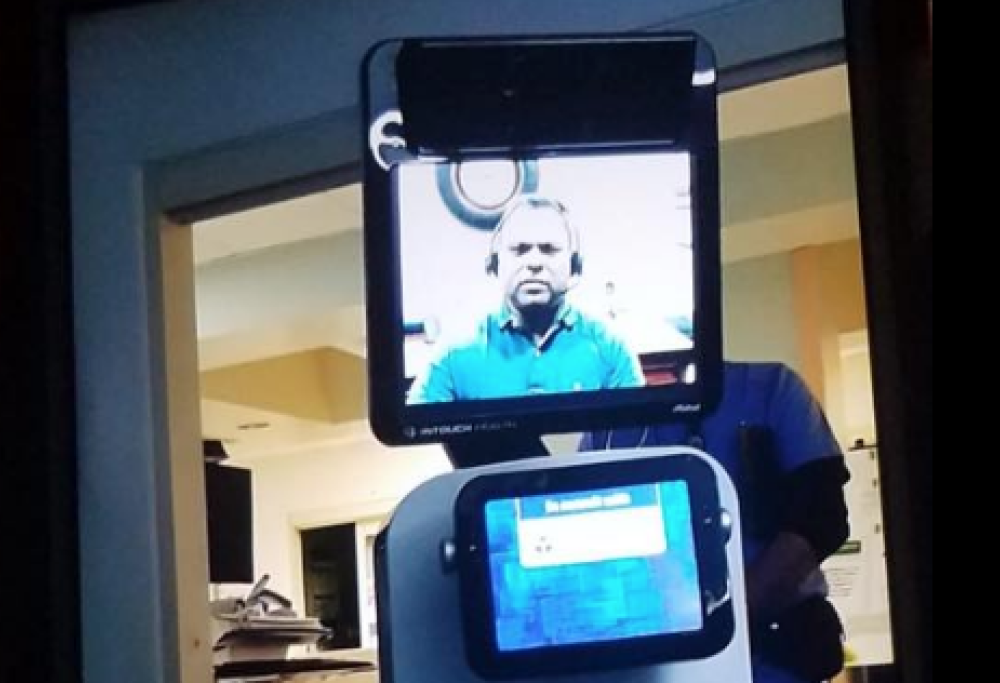Il paziente sta per morire, a rivelarglielo un robot... "dottore" 