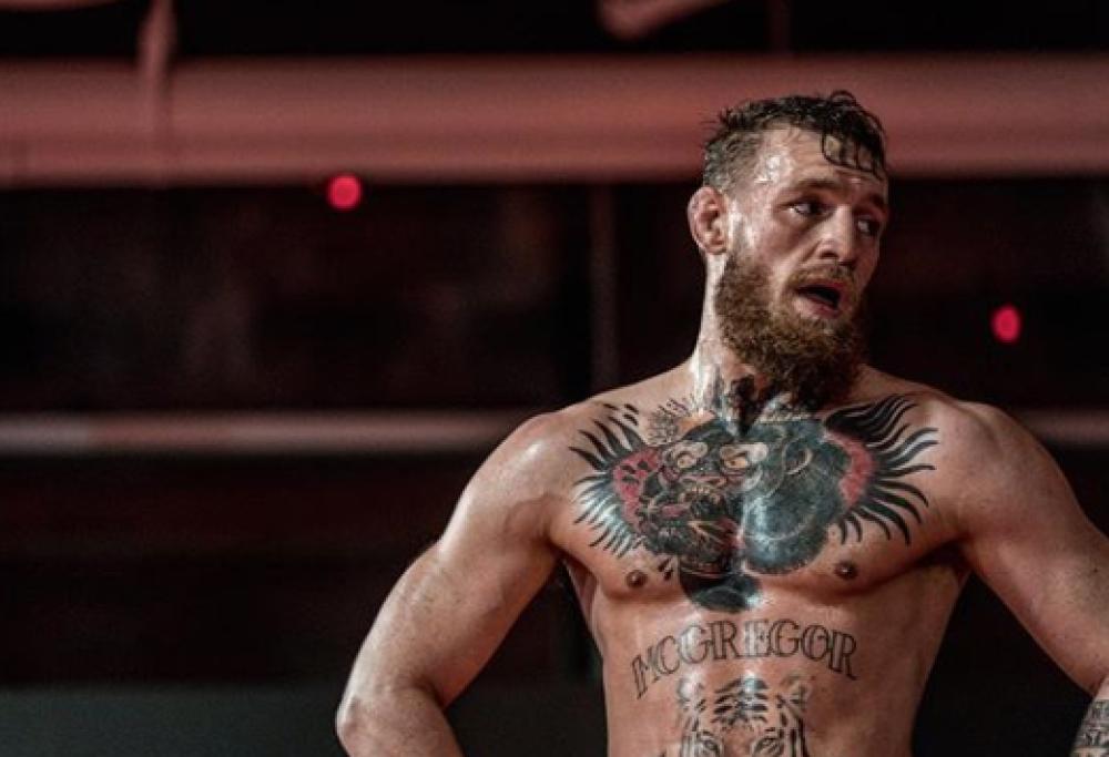 Conor McGregor si mangia una bistecca ricoperta d'oro (a Dubai)