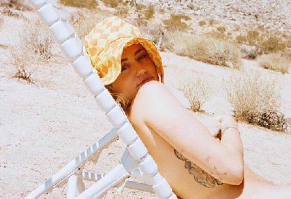 Miley Cyrus nuda sui social si prepara alla stagione dei Festival